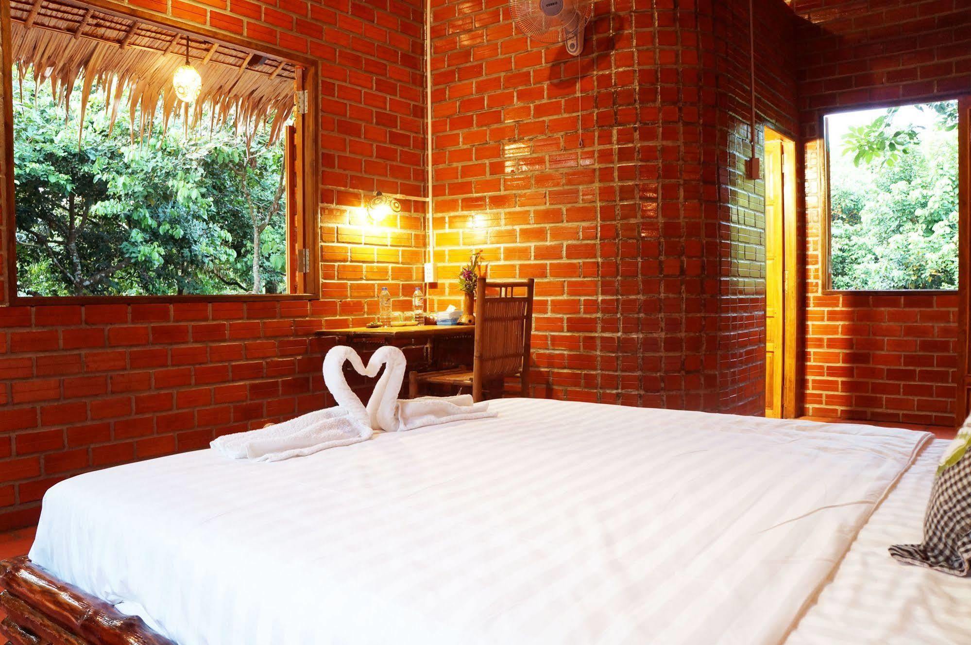 Mekong Rustic Lodge Cai Lay Exterior photo